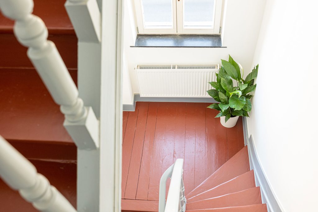 AVR291-rénovation-coliving-escalier-bois-design-architecture-bruxelles-1