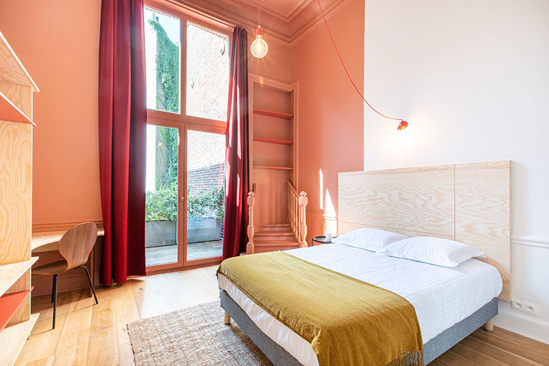 paradisier-construction-renovation-architecture-coliving-bruxelles-uccle-design-chambre-escalier-lit