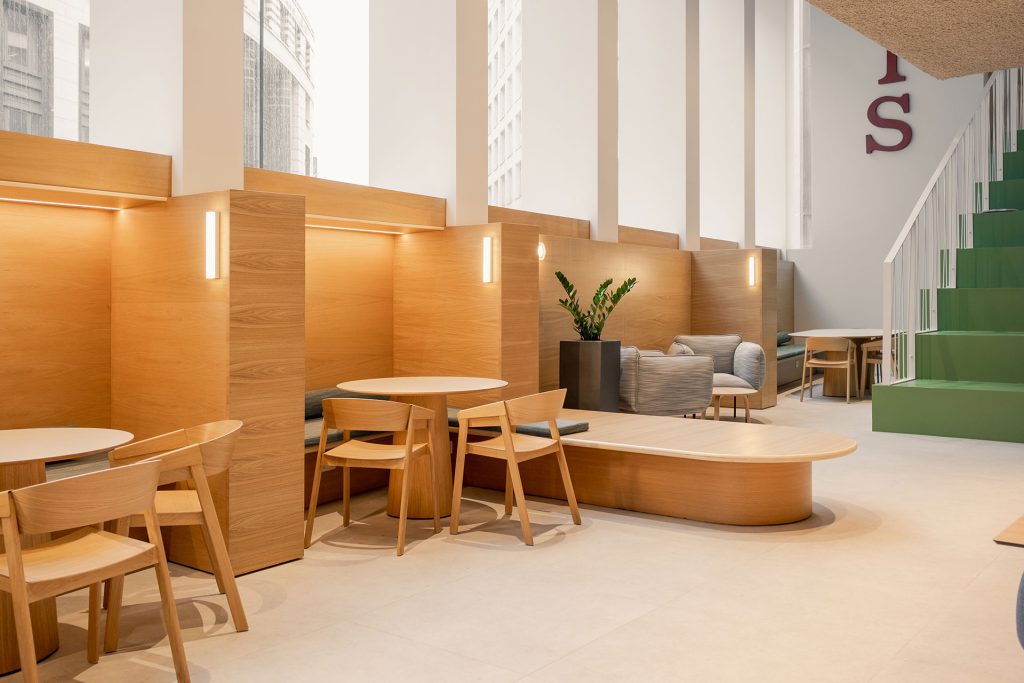 rossel-construction-renovation-banquette-chaise-bois-le-soir-coworking-1-Parallax.jpg